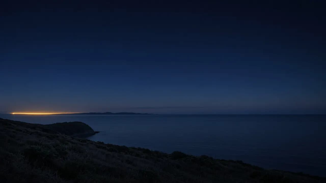 Восточный горизонт перед рассветом и тонкая дуга света